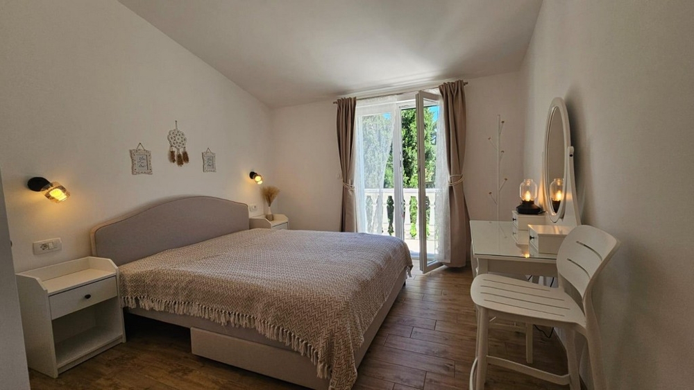Ložnice se vstupem na balkon