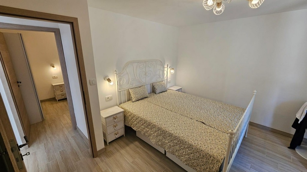 Ložnice s manželskou postelí