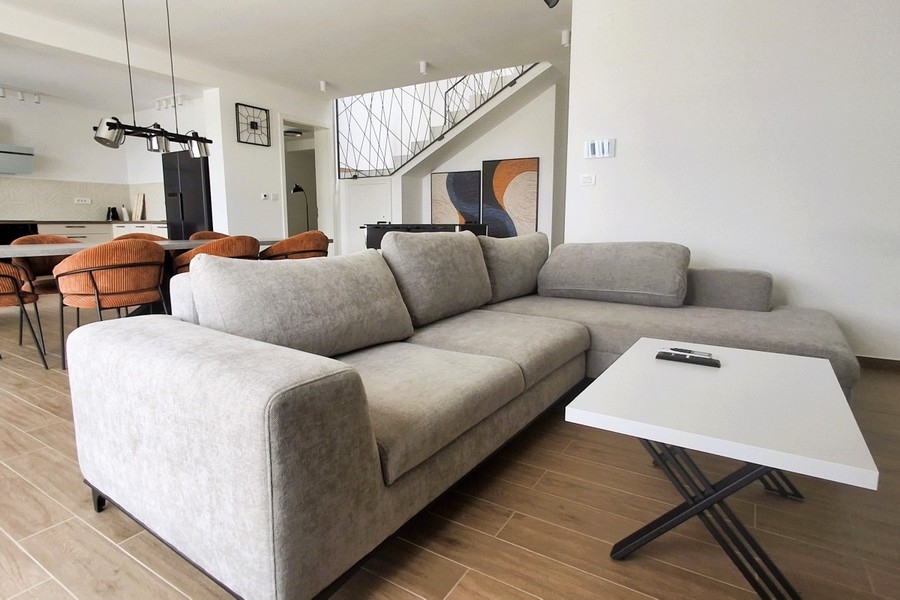 Moderní obývací pokoj s otevřeným designem interiéru v nově postavené vile v Chorvatsku