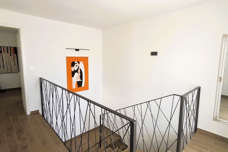 Otevřená galerie v horním patře moderní vily
