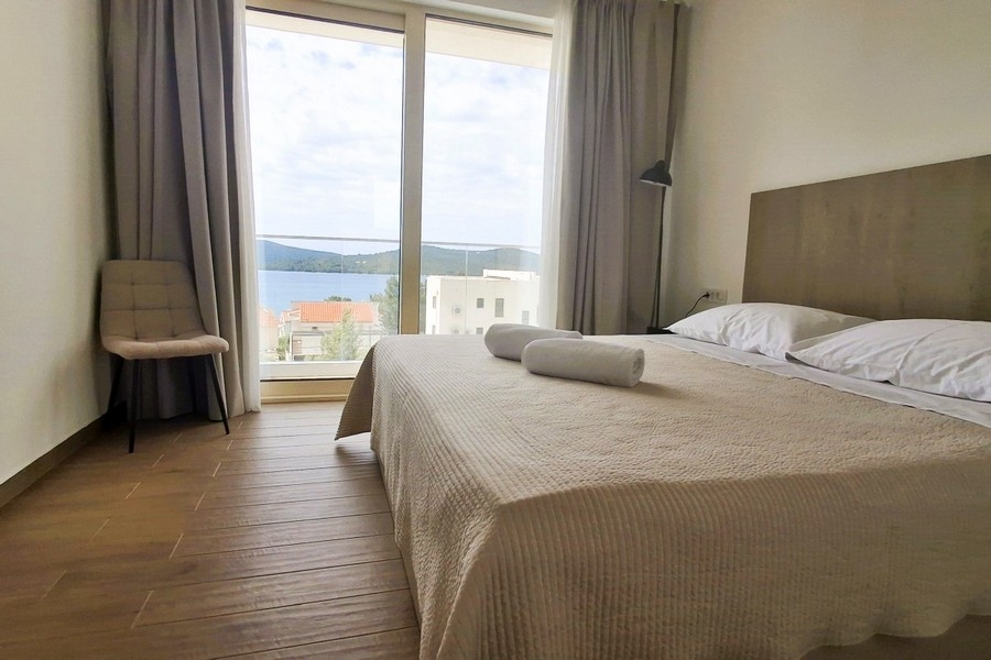 Ložnice s velkým oknem a výhledem na moře