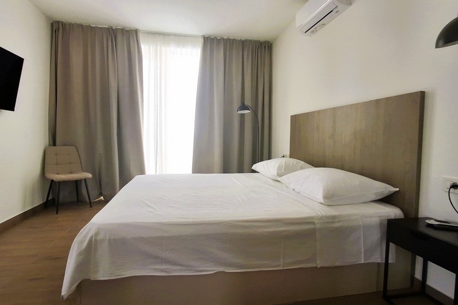 Moderní ložnice s klimatizací a vysoce kvalitním nábytkem