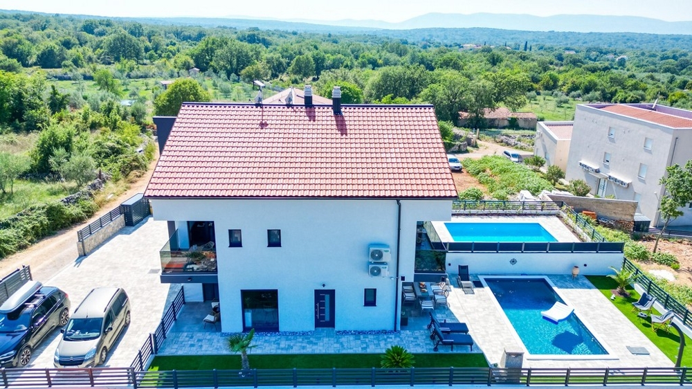 Moderní vila s bazénem a parkovacími místy