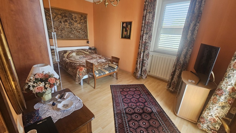 Ložnice s oknem a výhledem na moře