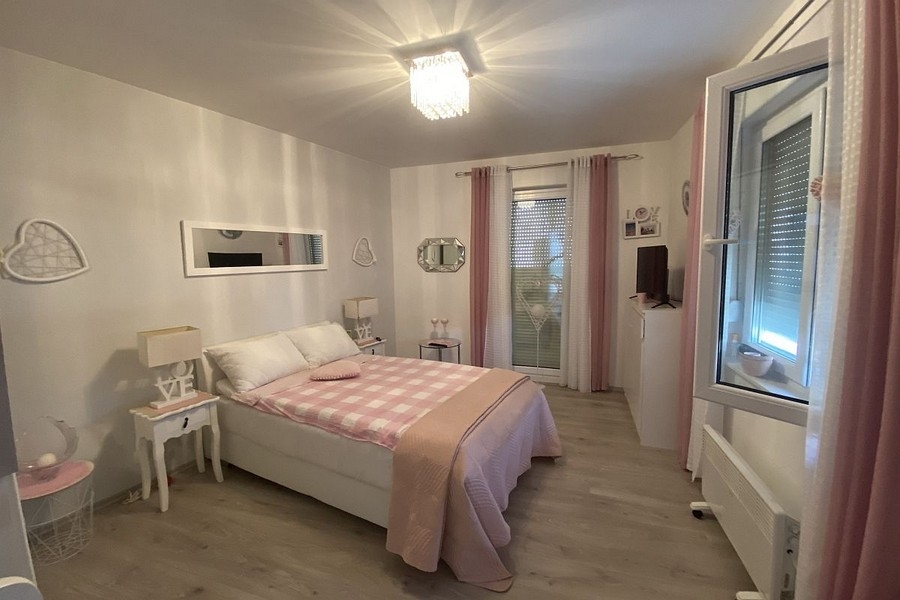 Ložnice se vstupem na balkon