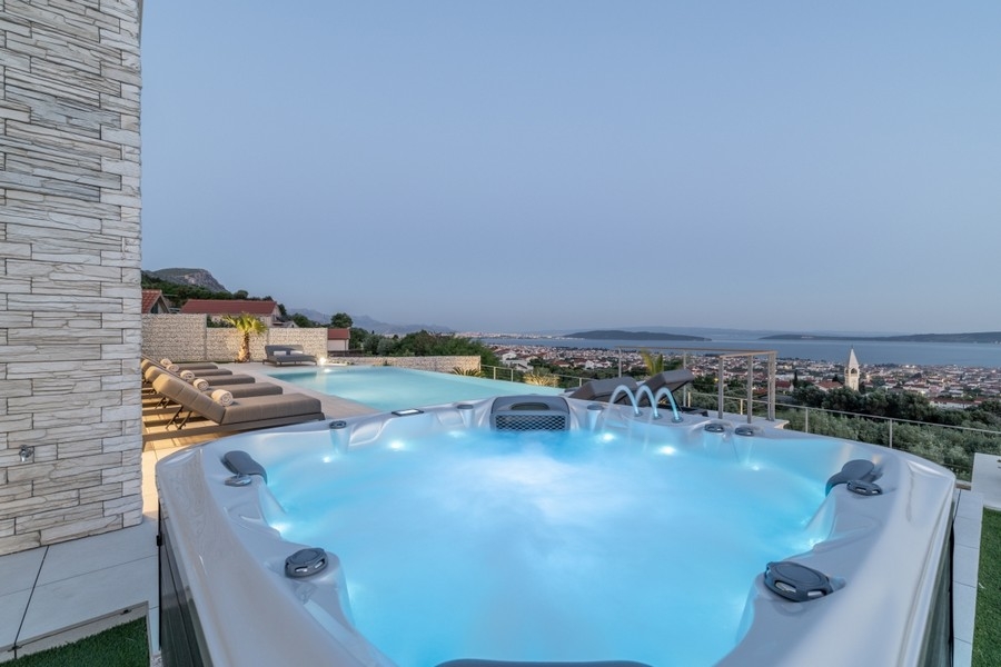 Jacuzzi s výhledem na moře v moderní vile v Chorvatsku