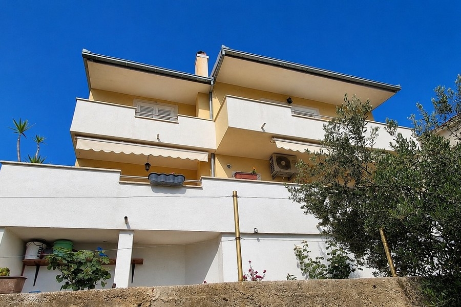 Fasáda domu s terasami z nabídky H3951 ve Splitu