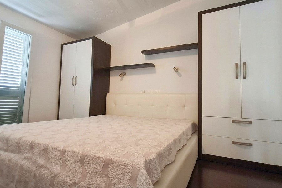 Ložnice s moderním nábytkem