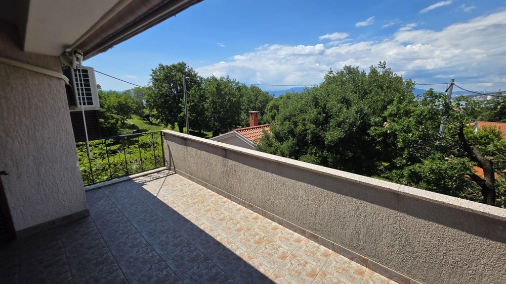 Balkon s výhledem a markýzou
