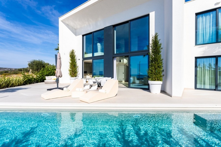 Moderní luxusní vila s bazénem a velkou terasou
