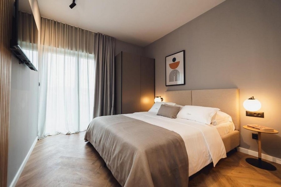 Světlá ložnice se vstupem na terasu