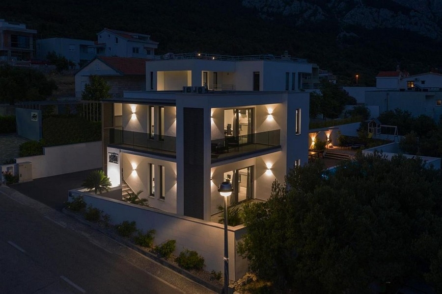 Moderní vila s nočním osvětlením