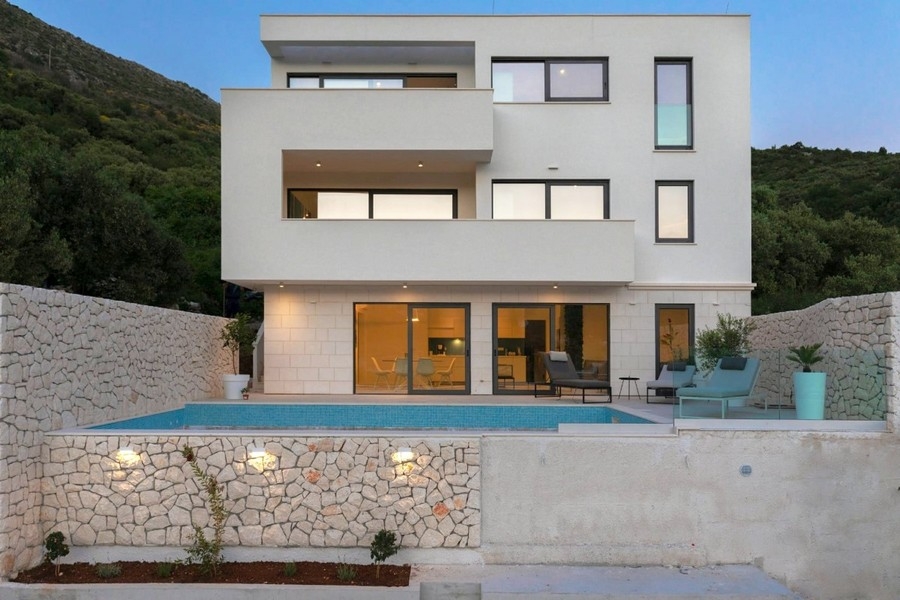 Luxusní vila s osvětleným bazénem nedaleko Dubrovníku