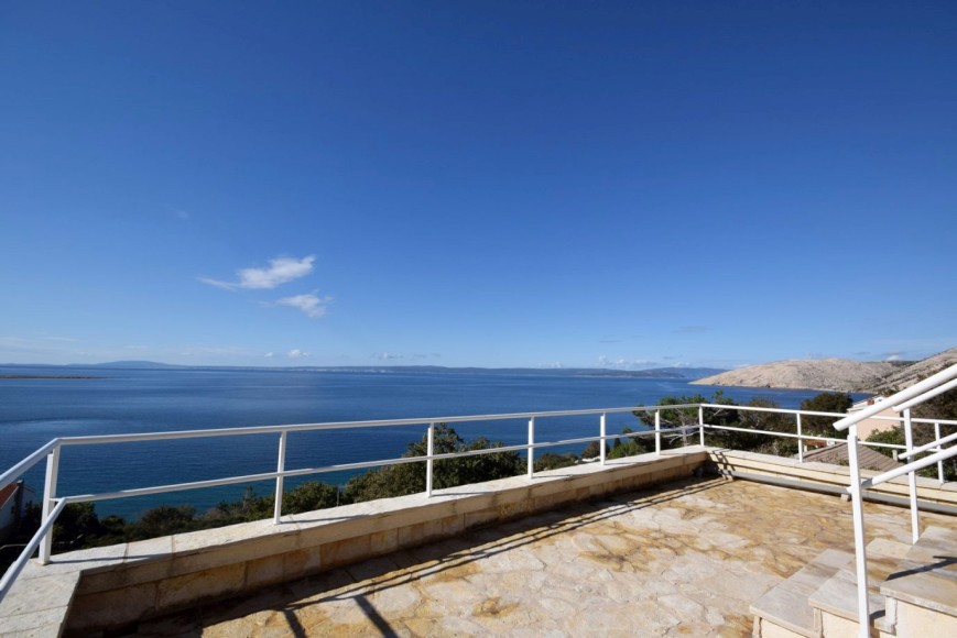 Nádherný krásný výhled na moře - ostrov Krk, Chorvatsko.