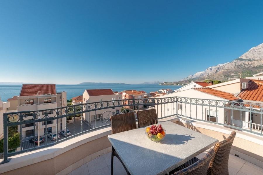 Balkon s jídelním stolem a panorama Jadranu