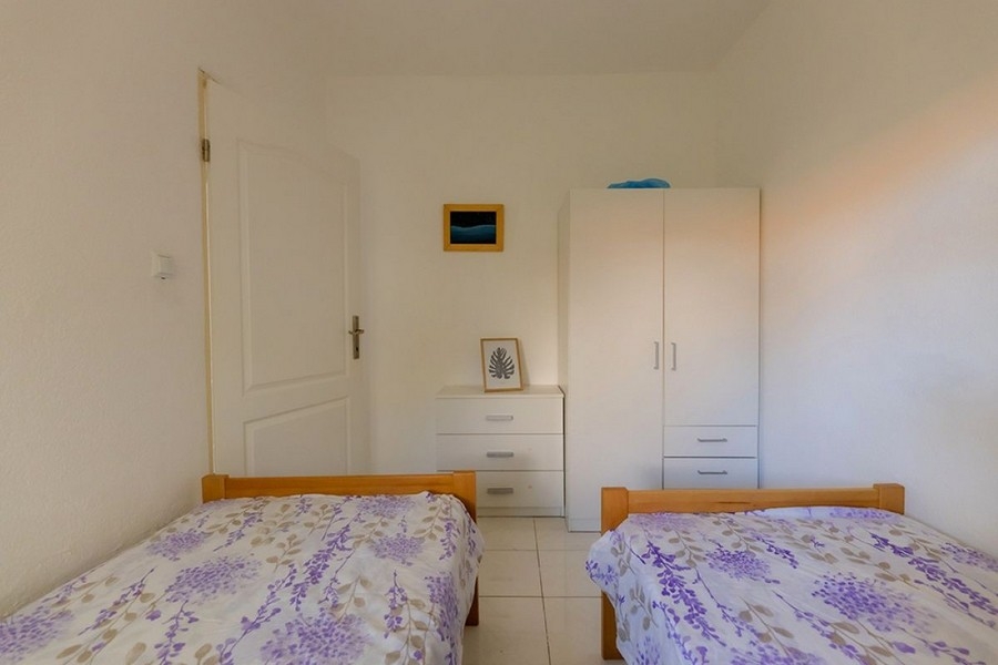 Světlá ložnice se samostatnými postelemi