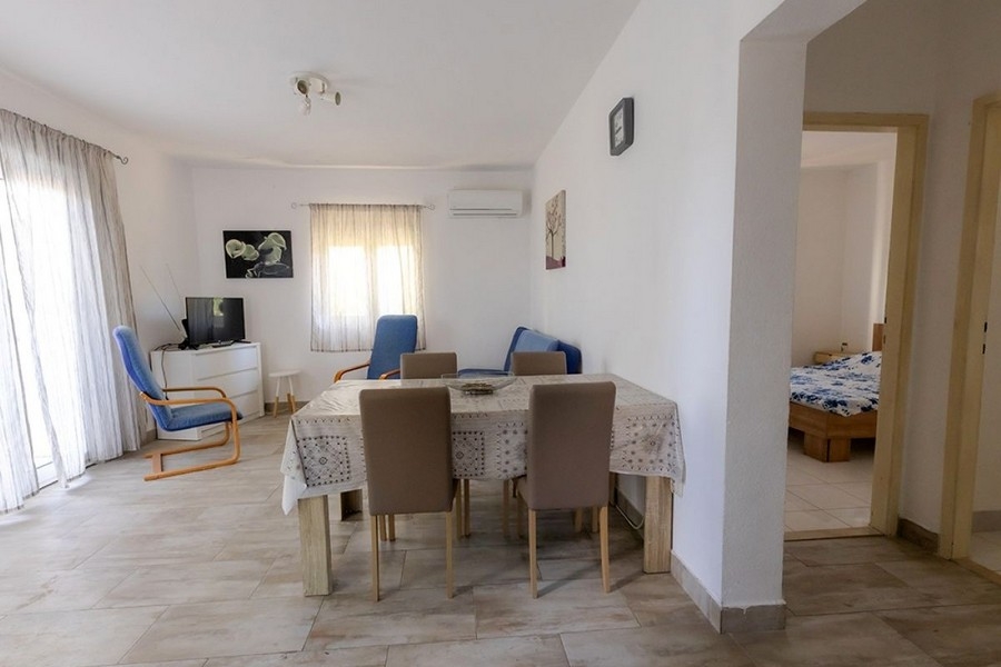 Obývací pokoj a stůl s přirozeným světlem