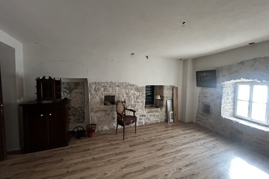 Obývací pokoj s kamennou zdí v Chorvatsku