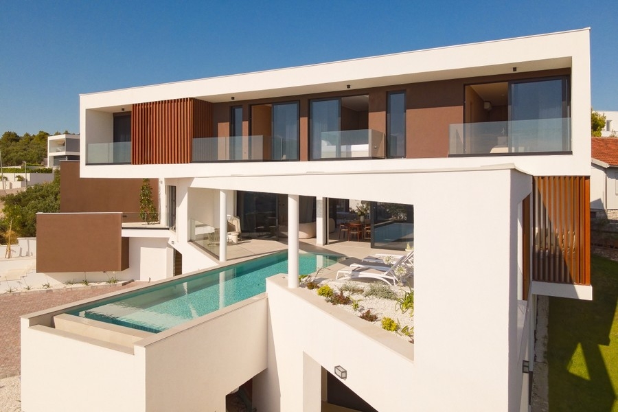 Moderní vila s bazénem a výhledem na moře v Chorvatsku