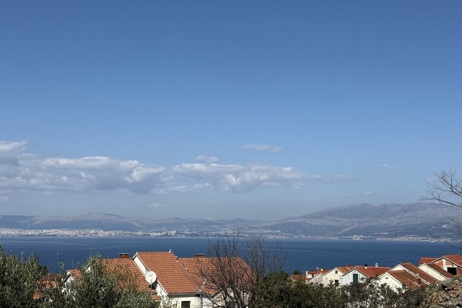 Otevřené moře s výhledem na moře a město Split