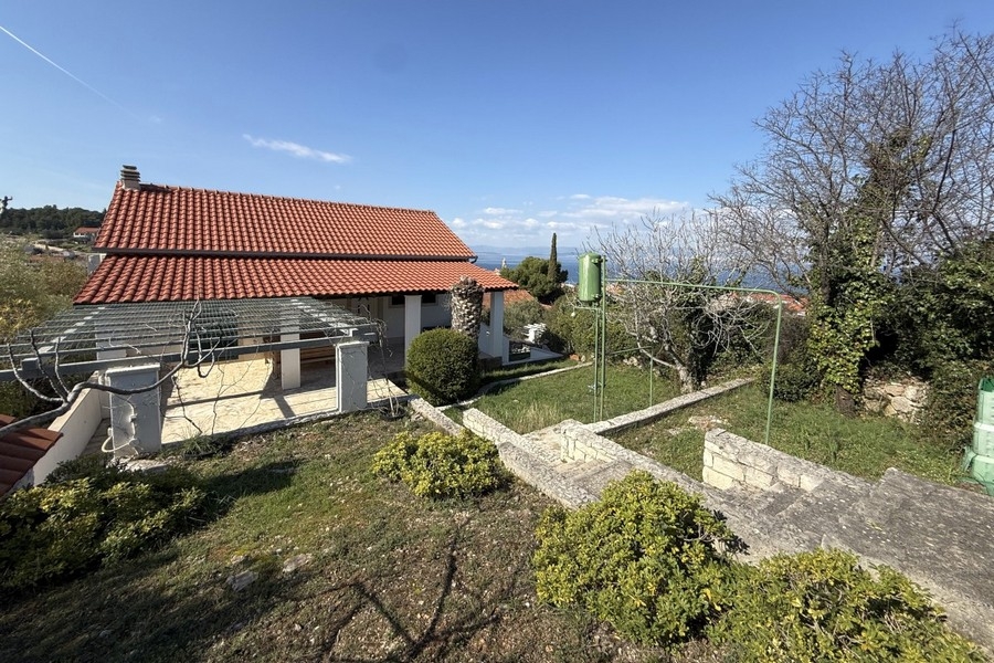 Dům se zahradou a výhledem na moře na ostrově Brač