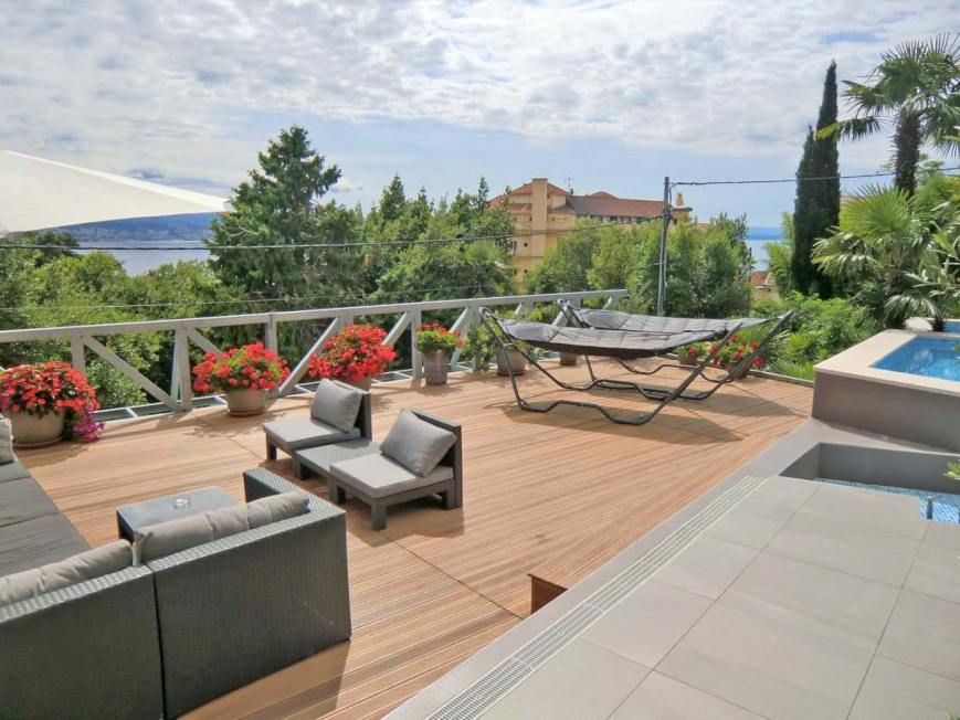 Také luxusní interiér s vysoce kvalitním nábytkem.