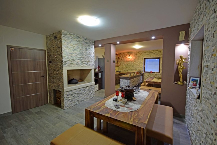 Panoramatický výhled na moře ze střešní terasy s velkým bazénem.