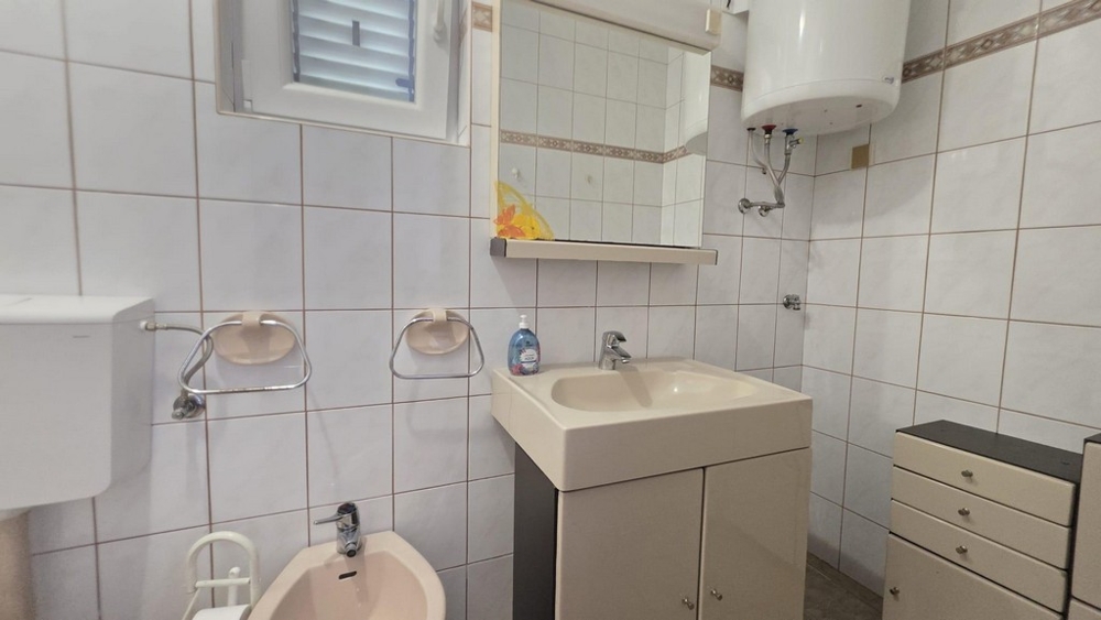 Koupelna s umyvadlem a toaletou
