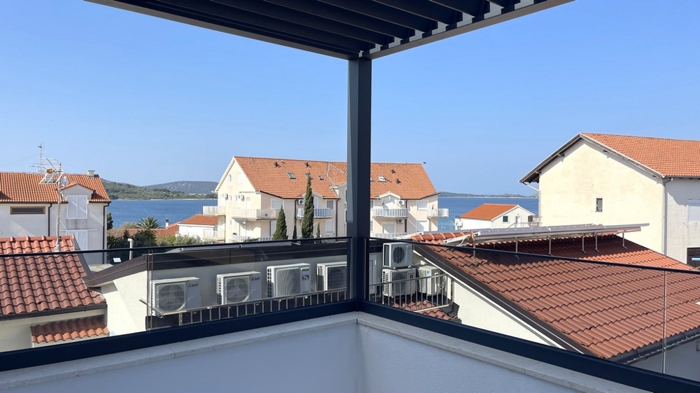 Střešní terasa s výhledem na moře přes střechy