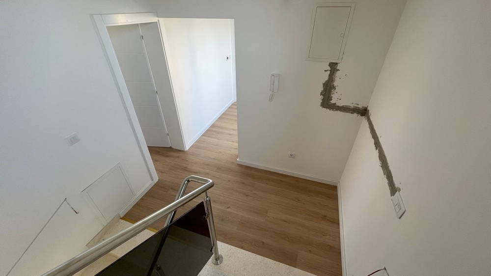 Vnitřní schodiště se skleněným zábradlím