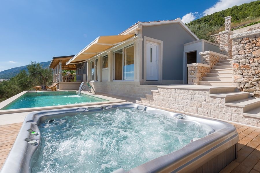 Jacuzzi na terase s výhledem na moře