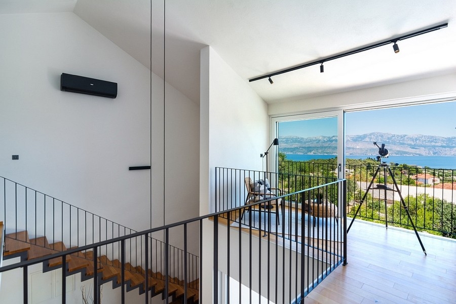 Schodiště s přístupem na balkon a výhledem na moře