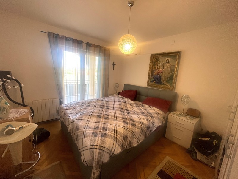 Útulná ložnice s manželskou postelí