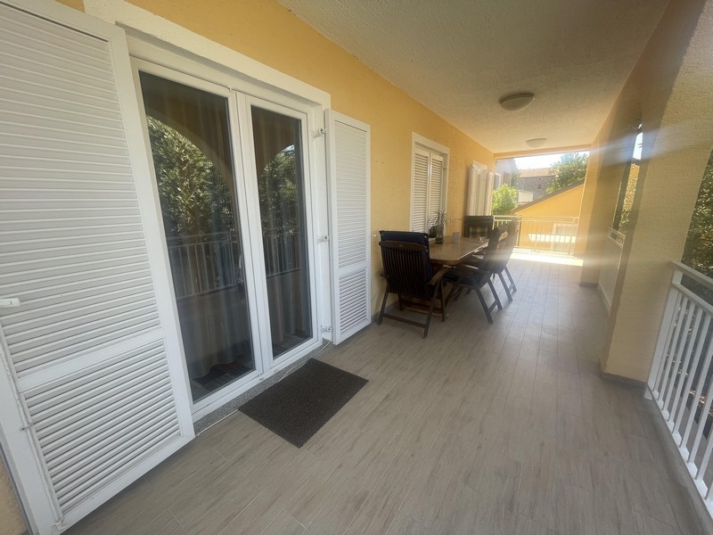 Dlouhý krytý balkon na domě