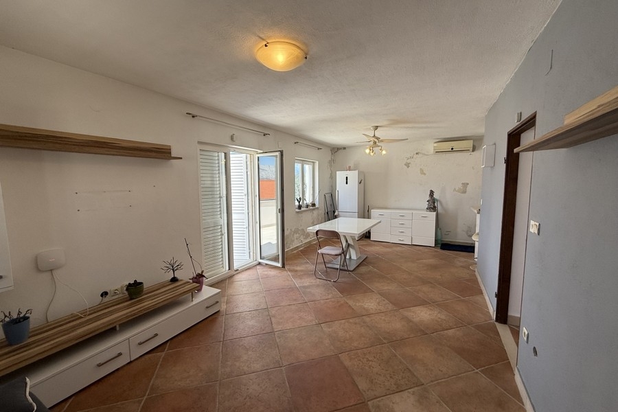 Světlý obývací pokoj s dlažbou
