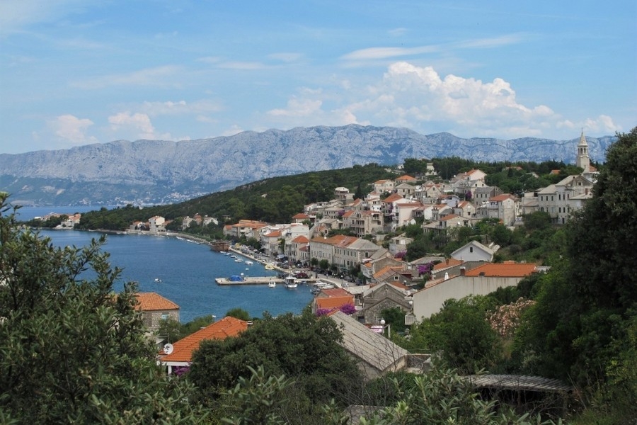 Pobřežní město na ostrově Brač v Chorvatsku