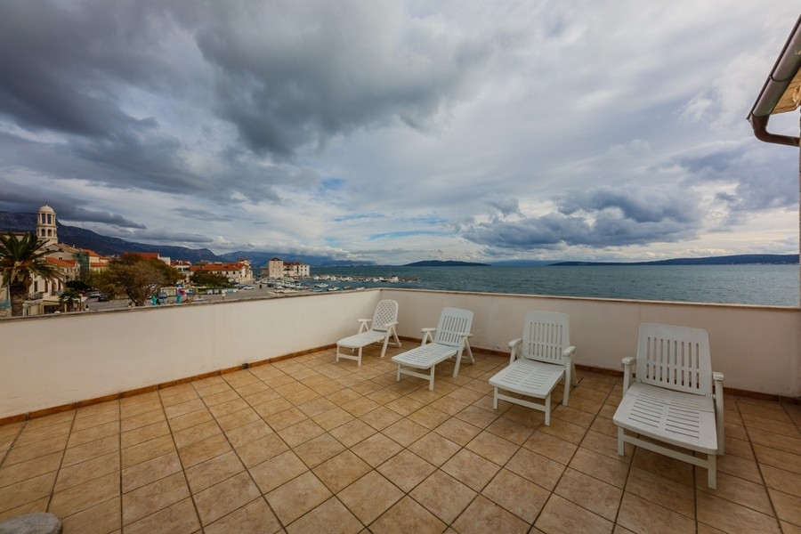 Terasa s panoramatickým výhledem na moře v Chorvatsku