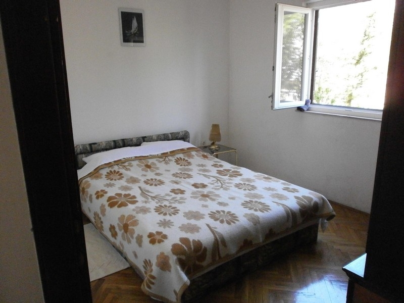 Světlá ložnice s manželskou postelí