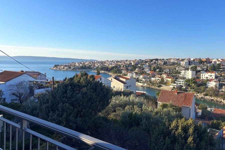 Panoramatický výhled na moře a záliv z terasy