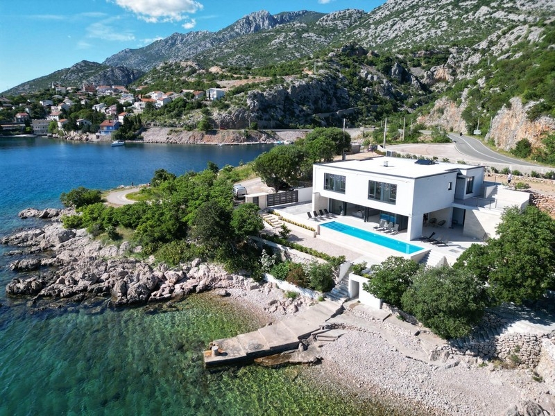 Moderní vila na první linii moře s bazénem v Karlobagu