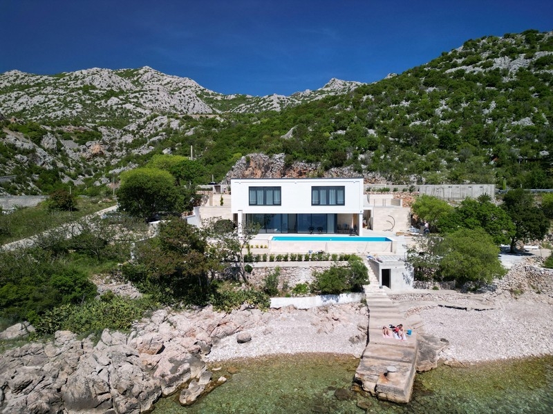 Luxusní vila s bazénem na pozadí pohoří Velebit