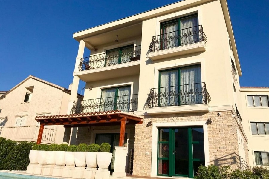 Moderní vila s balkony a pergolou