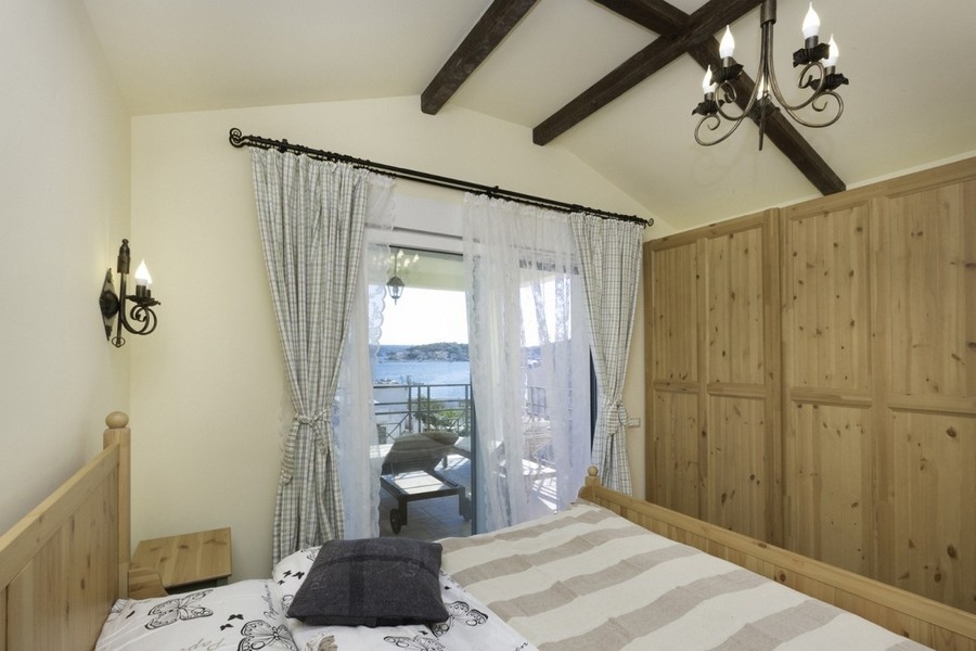 Ložnice s přístupem na balkon a dřevěným stropem