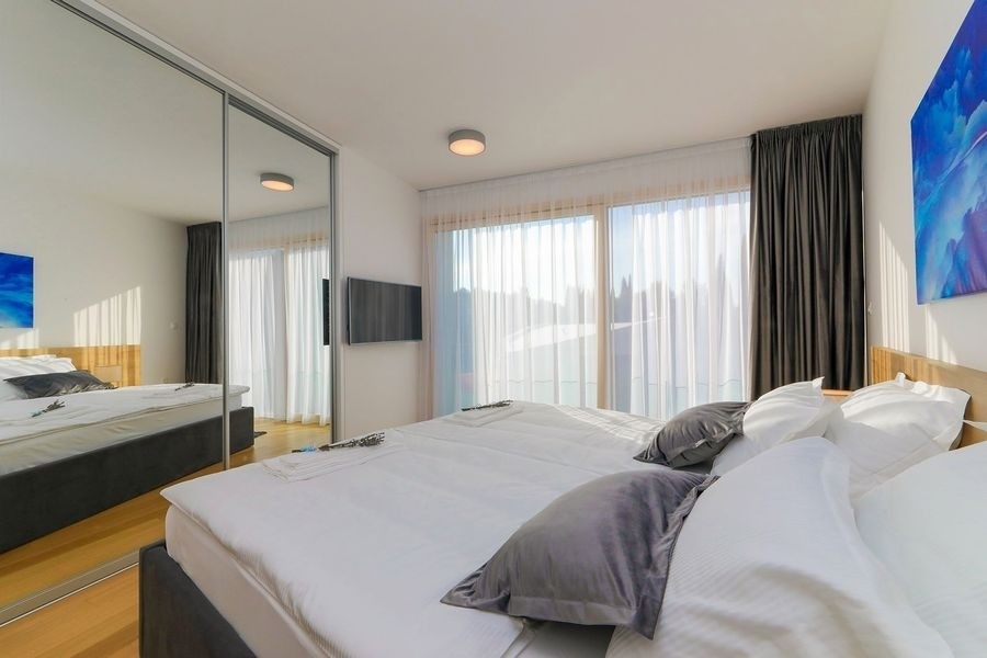 Ložnice s manželskou postelí ve Villa Croatia