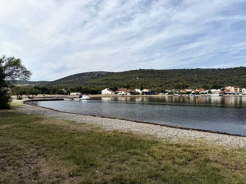 Oblázková pláž na vodě v blízkosti nemovitosti v Chorvatsku