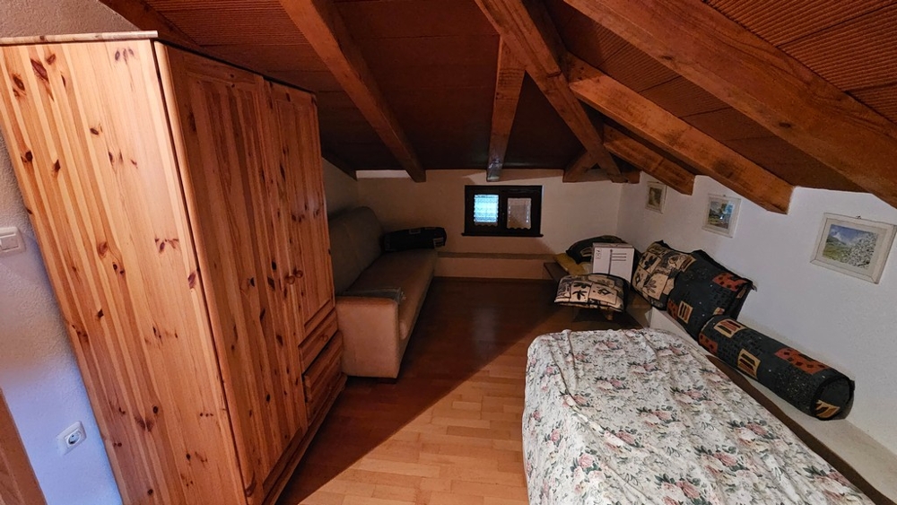 Podkrovní pokoj se skříní a rozkládací pohovkou