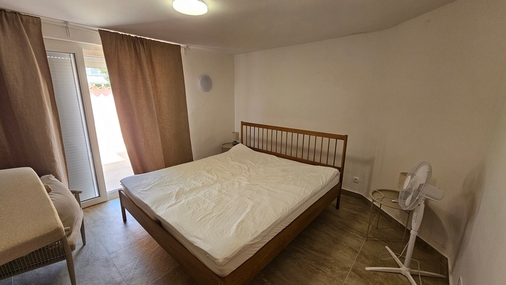 Ložnice s manželskou postelí a oknem