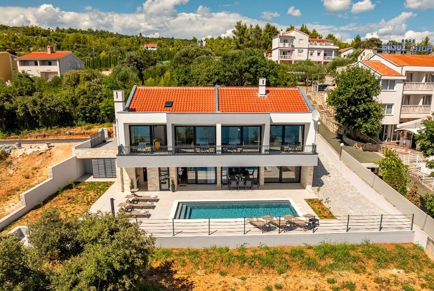 Luxusní vila s bazénem u moře v Chorvatsku