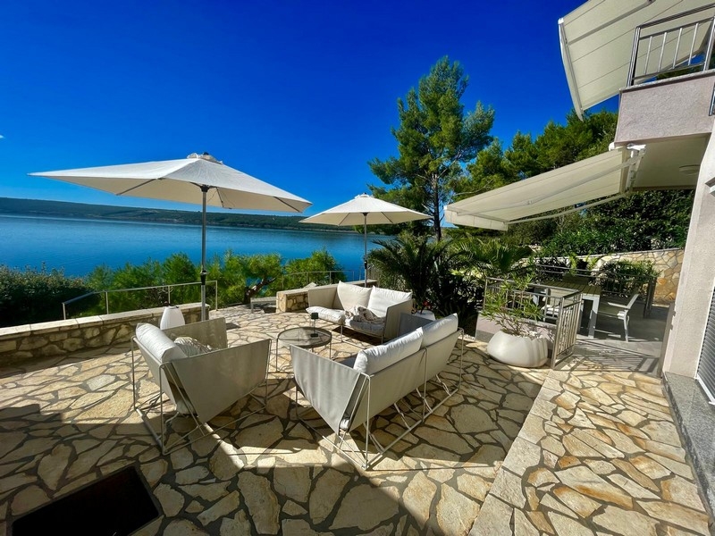 Terasa s obývacím nábytkem a slunečníky