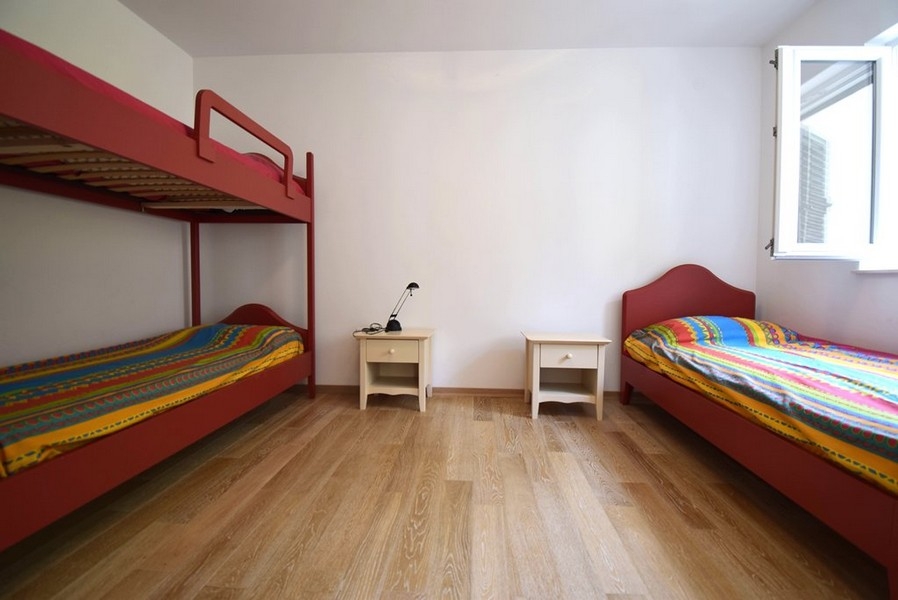 Ložnice s palandou a samostatným lůžkem